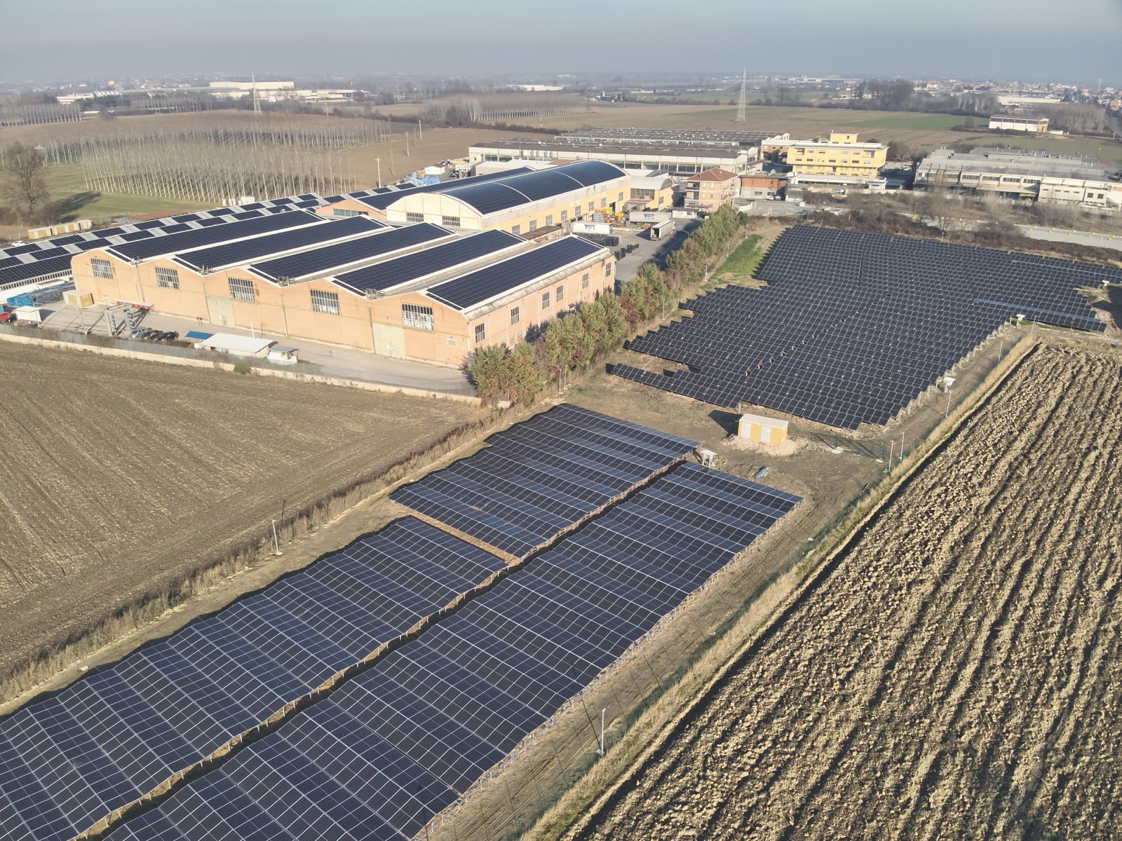 Impianto fotovoltaico a terra su un'area in zona produttiva