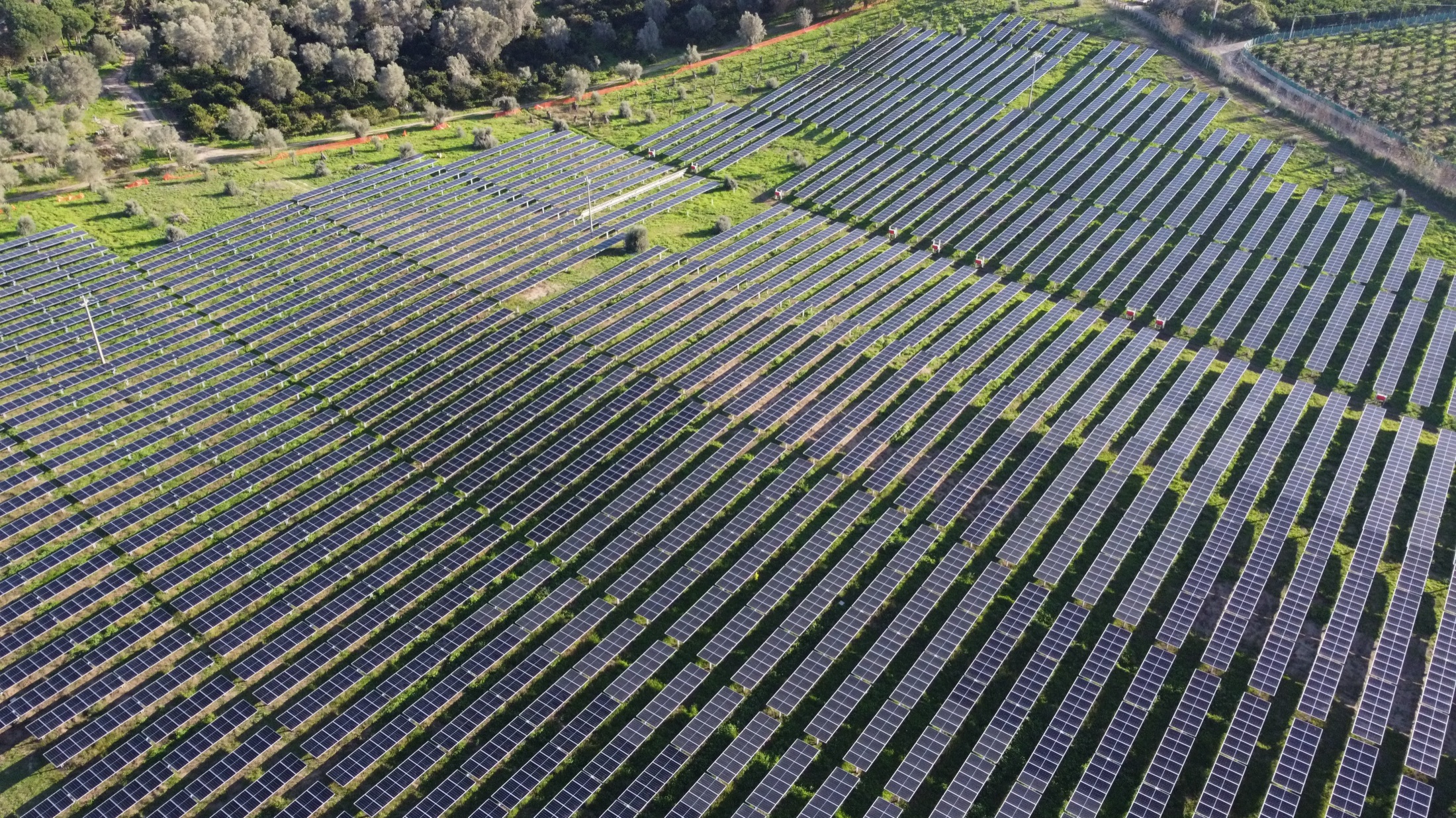 Impianto fotovoltaico a terra visto dall’alto