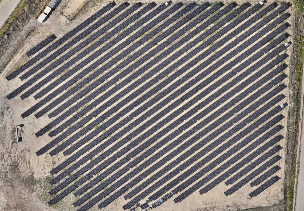 Veduta aerea di un impianto fotovoltaico a terra realizzato su un'area produttiva